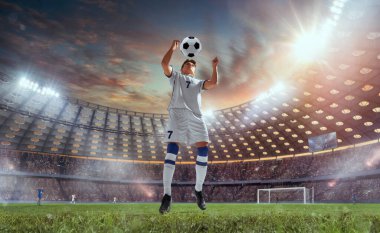 Futbolcular profesyonel stadyumda iş başında.