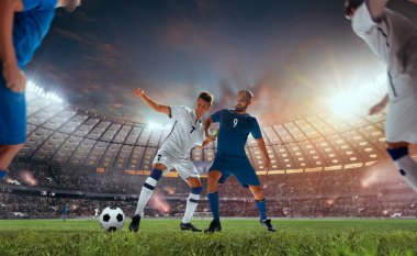 Futbolcular profesyonel stadyumda iş başında.