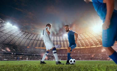 Futbolcular profesyonel stadyumda iş başında.