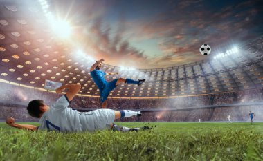 Futbolcular profesyonel stadyumda iş başında.