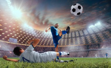 Futbolcular profesyonel stadyumda iş başında.