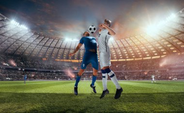 Futbolcular profesyonel stadyumda iş başında.