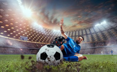 Futbolcular profesyonel stadyumda iş başında.