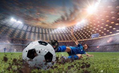 Futbolcular profesyonel stadyumda iş başında.