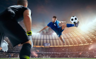Futbolcular profesyonel stadyumda iş başında.