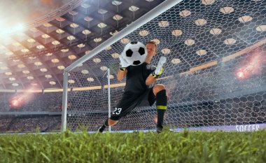 Futbolcular profesyonel stadyumda iş başında.