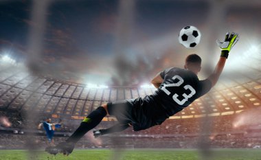 Futbolcular profesyonel stadyumda iş başında.