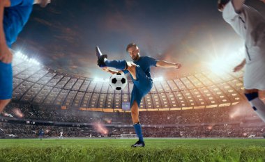 Futbolcular profesyonel stadyumda iş başında.