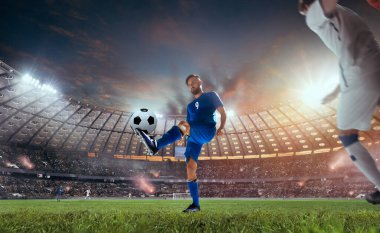 Futbolcular profesyonel stadyumda iş başında.