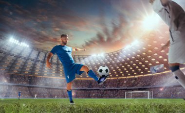 Futbolcular profesyonel stadyumda iş başında.