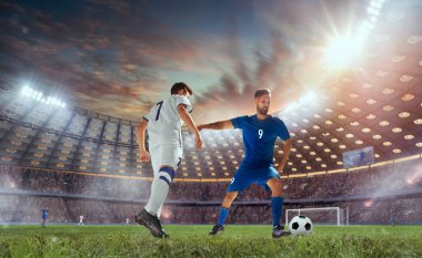 Futbolcular profesyonel stadyumda iş başında.