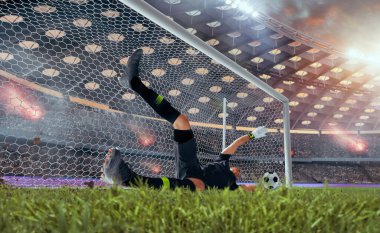 Futbolcular profesyonel stadyumda iş başında.