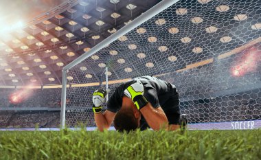 Futbolcular profesyonel stadyumda iş başında.