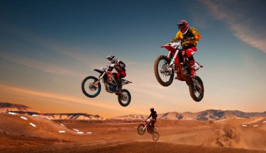 Motokros binicisi iş başında. Motokros sporu.