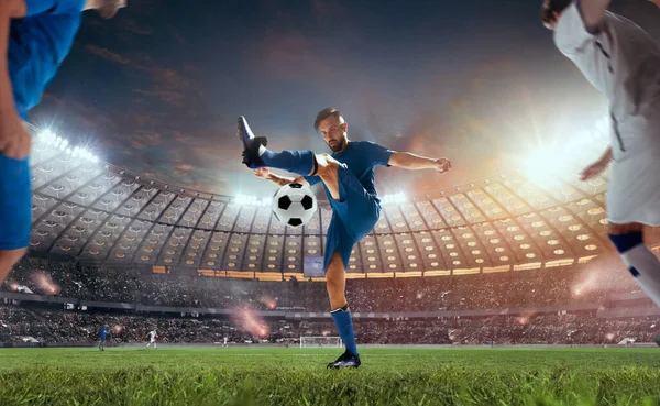Futbolcular profesyonel stadyumda iş başında.