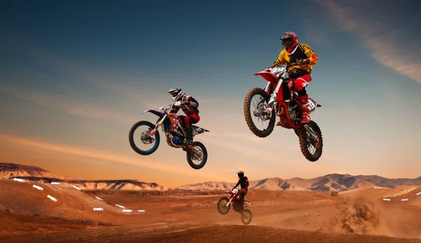 Motokros binicisi iş başında. Motokros sporu.