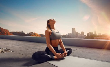 Yogacı kadın. Sabahları yoga yapan genç bir kadın..