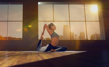 Yogacı kadın. Sabahları yoga yapan genç bir kadın..