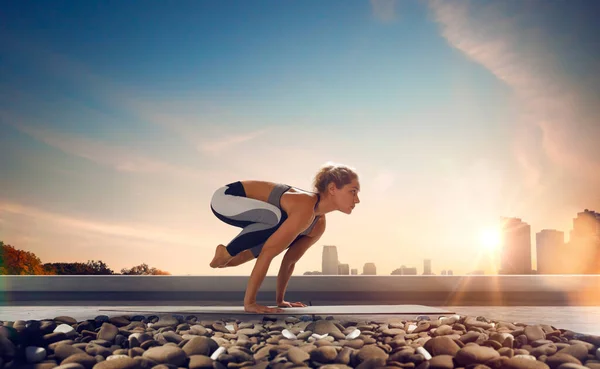 Yogakvinde Ung Kvinde Laver Yoga Morgenen - Stock-foto