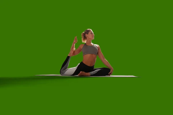 Yoga Frau Isoliert Auf Grünem Bildschirm — Stockfoto