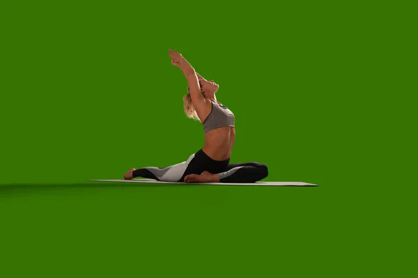 Yoga Kvinna Isolerad Grön Skärm — Stockfoto