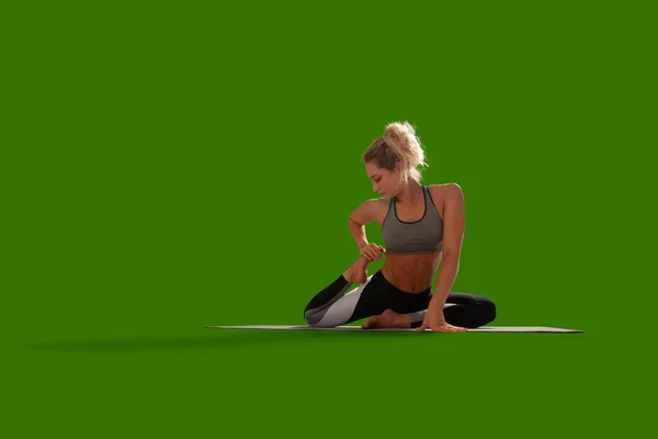 Yoga Kvinna Isolerad Grön Skärm — Stockfoto