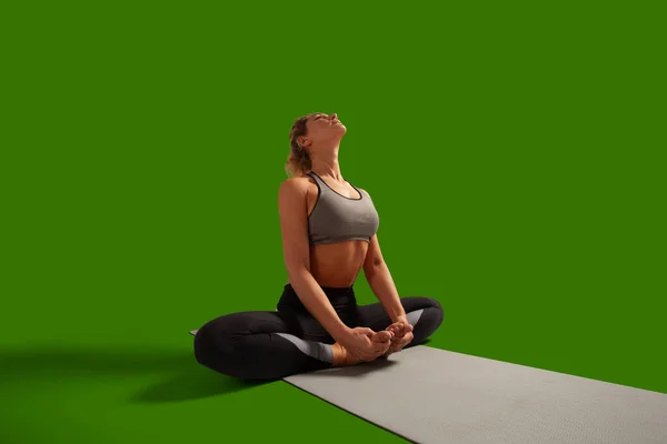 Yoga Vrouw Geïsoleerd Groen Scherm — Stockfoto