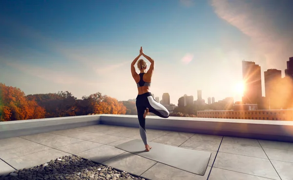 Yoga Kvinna Ung Kvinna Som Gör Yoga Morgonen — Stockfoto