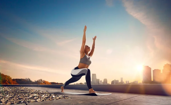 Yoga Kvinna Ung Kvinna Som Gör Yoga Morgonen — Stockfoto