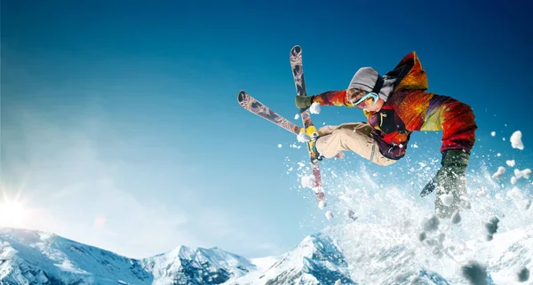 Кататься Лыжах Экстремальные Зимние Виды Спорта — стоковое фото