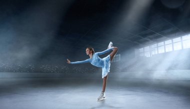 Genç kadın artistik patinaj.