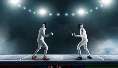 Eskrim yapan iki genç adam..