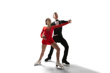 Buz üstünde buz pateni yapan çift..