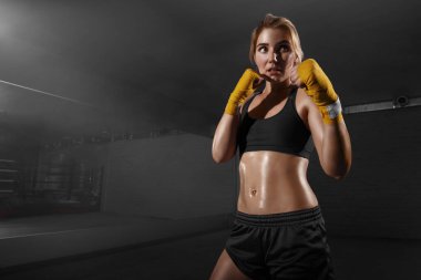 Genç sporcu kickboks kızı.