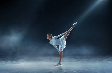 Genç kadın artistik patinaj.