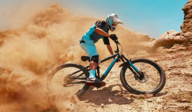 Yokuş aşağı. Bisiklet süren bir bisikletçi..