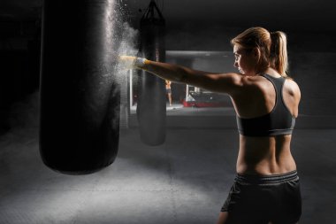 Genç sporcu kickboks kızı.