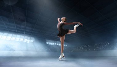 Arenadaki artistik patinajcı kadın.