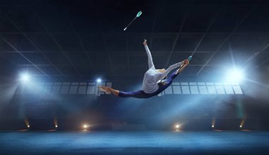 Kız ritmik jimnastik yapıyor.. 