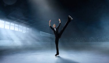 Arenada artistik patinajcı