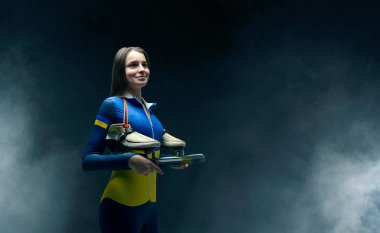 Kısa pist hız pateni yapan bayan sporcu..