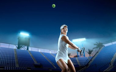 Tenis oynayan genç kız