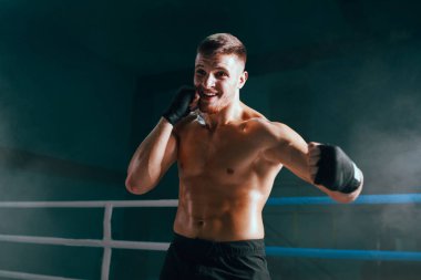 Profesyonel dövüşçü ringde..