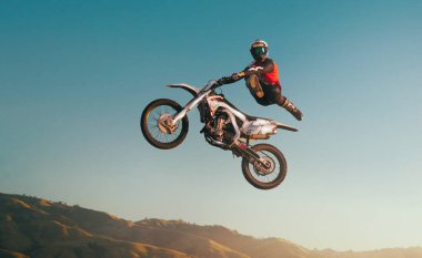 Moto serbest stil. Motosiklet dublörü 