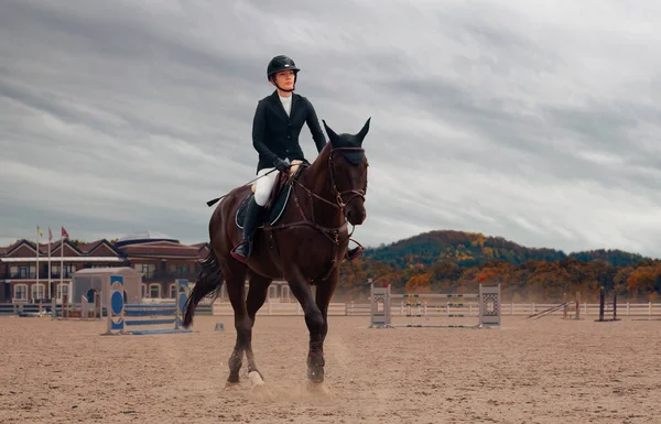 Hevosurheilua Nainen Ratsastaa Hevosella — kuvapankkivalokuva