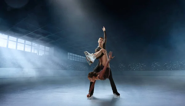 Pareja Patinaje Artístico Sobre Hielo —  Fotos de Stock