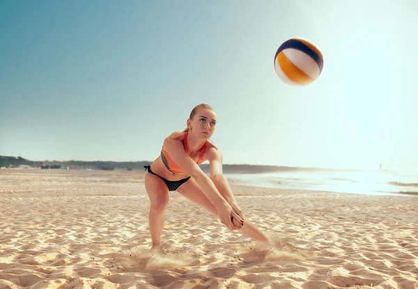 Woman Playing Beach Volleyball — Stock Photo, Image