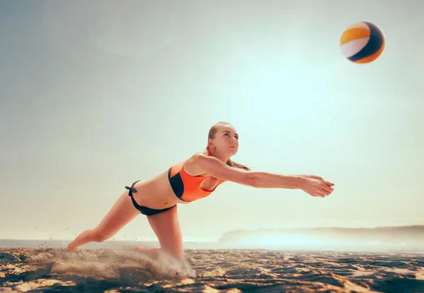 Mujer Jugando Voleibol Playa — Foto de Stock
