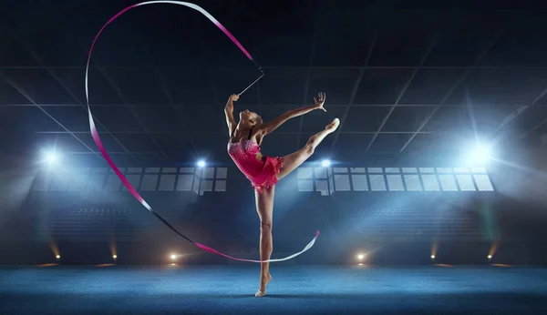 Дівчина Виконує Ритмічну Гімнастику — стокове фото