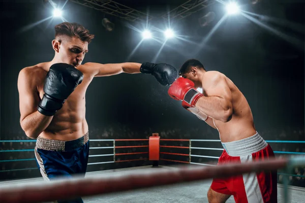 Dos Jóvenes Boxeando — Foto de Stock